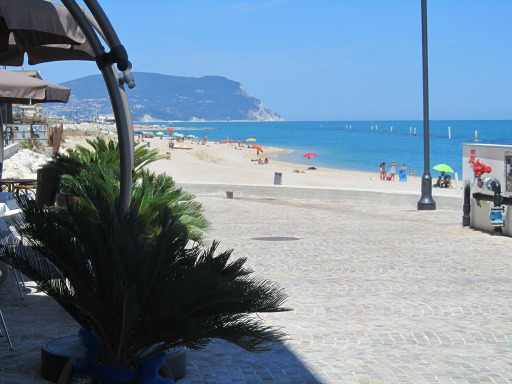 L' Angolo Sul Mare Lägenhet Porto Recanati Rum bild